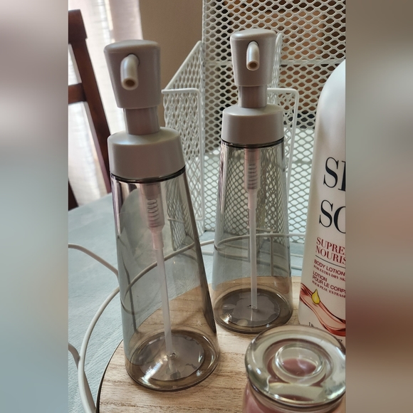 Storage rack, Round Tray,  Soap/Lotion despenser's, Avon candle and  Supreme Lot - Picture 2 of 6